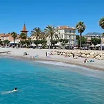 Grand Tres Agreable Avec Bar, Cuisine Et Terrasse 아파트