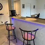 Grand Tres Agreable Avec Bar, Cuisine Et Terrasse