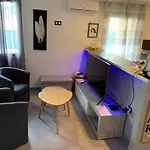 아파트 Grand Tres Agreable Avec Bar, Cuisine Et Terrasse *