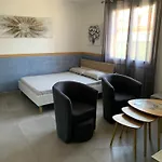 Grand Tres Agreable Avec Bar, Cuisine Et Terrasse 아파트