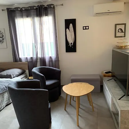 Lägenhet Grand Tres Agreable Avec Bar, Cuisine Et Terrasse *