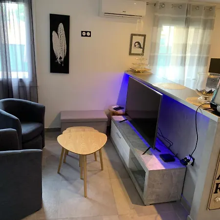 Lägenhet Grand Tres Agreable Avec Bar, Cuisine Et Terrasse *