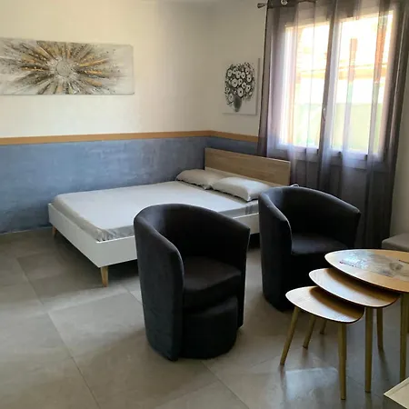 Grand Tres Agreable Avec Bar, Cuisine Et Terrasse Lägenhet