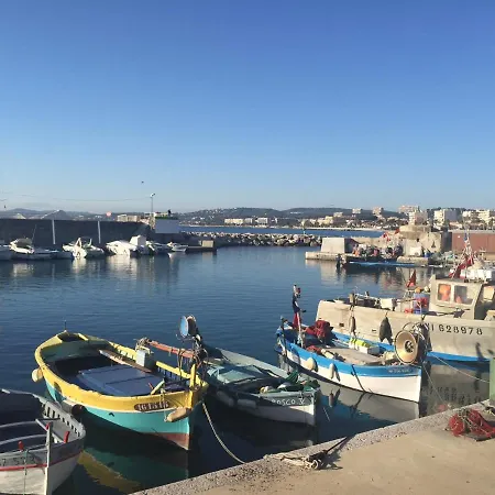 Grand Tres Agreable Avec Bar, Cuisine Et Terrasse
