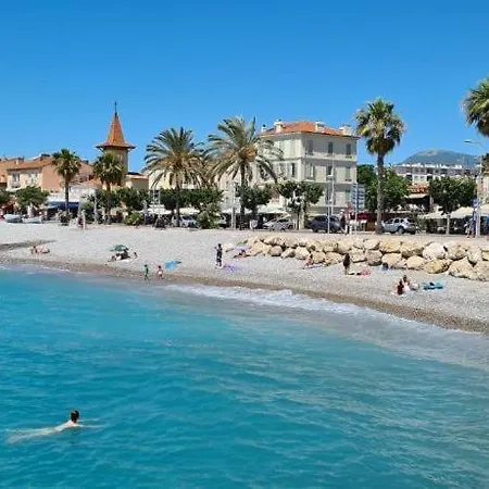 Grand Tres Agreable Avec Bar, Cuisine Et Terrasse Apartment