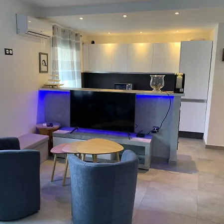 Grand Tres Agreable Avec Bar, Cuisine Et Terrasse * Cagnes-sur-Mer