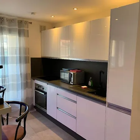 Grand Tres Agreable Avec Bar, Cuisine Et Terrasse * Cagnes-sur-Mer